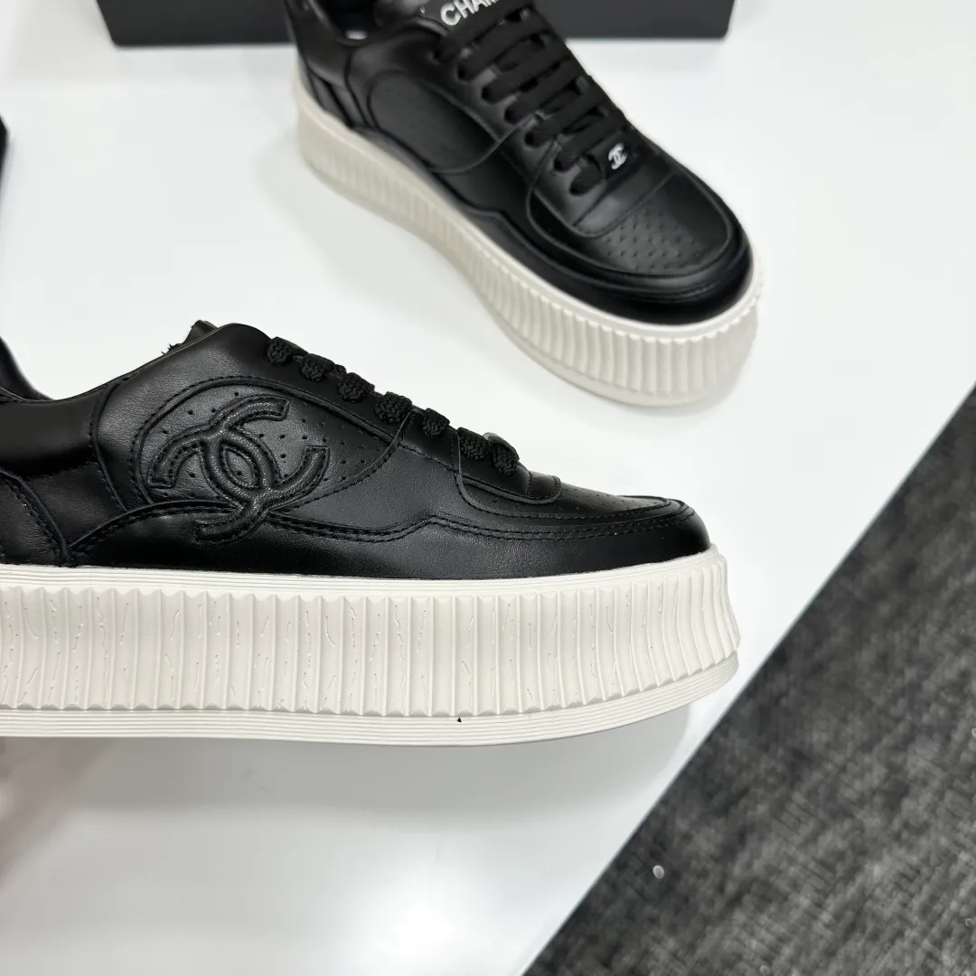 👟👟Ex-factory price 560👟👟Chanel Panda Shoes! 2025 counter's top casual sports shoes. This classic design; the upper is electro-embroidered with a variety of techniques; the outsole is fashionable and sporty; the unusual inclusion of a variety of color matching elements... The diversified mix and match is very good-looking and versatile, and can be used for leisure, fashion, sports, and outdoor... ꫛꫀꪝ Go➫ Materials: ❶Upper made of: original imported first-layer silk cowhide + original waterproof cloth + original first-layer cowhide ❷Inner lining: Breathable mesh ❸ Outsole based on: original TPU combination outsole, full set of boutique packaging for women 35–41